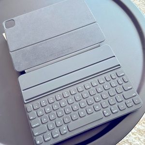SOLD- iPad Smart Keyboard Foolio